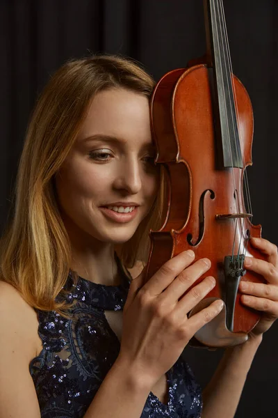 Violonista Feminina Com Violino Retro Cara Mulher Com Instrumento Musical — Fotografia de Stock