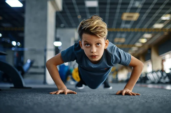 Rapaz Fazer Exercício Extra Ginásio Vista Frontal Jovem Treinamento Clube — Fotografia de Stock