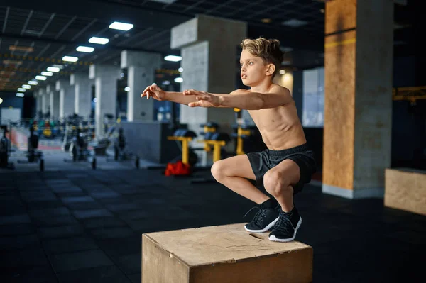 Rapaz Atlético Fazer Exercício Equilíbrio Pedestal Ginásio Jovem Treinamento Clube — Fotografia de Stock