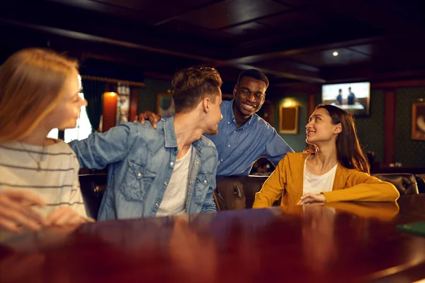 Smiling Friends Leisures Counter Bar Group People Relax Pub Night — Stock Photo, Image