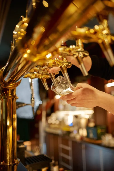 Barista Versa Birra Fresca Bicchiere Svaghi Amici Bancone Nel Bar — Foto Stock