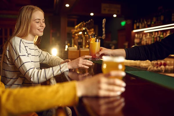 Dvě Kamarádky Pijou Baru Alkohol Skupina Lidí Relaxovat Hospodě Noční — Stock fotografie