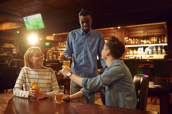 Három Barát Iszik Alkoholt Szórakozik Bárban Asztalnál Emberek Egy Csoportja — Stock Fotó