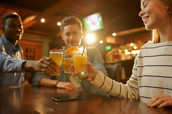 Három Barát Alkoholos Italokkal Szórakozik Asztalnál Bárban Emberek Egy Csoportja — Stock Fotó