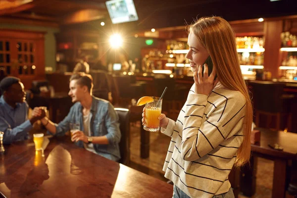 Tres Amigos Con Bebidas Alcohólicas Divirtiéndose Mesa Bar Grupo Personas — Foto de Stock