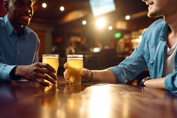 Twee Mannelijke Vrienden Drinken Vers Bier Bar Mensen Ontspannen Pub — Stockfoto