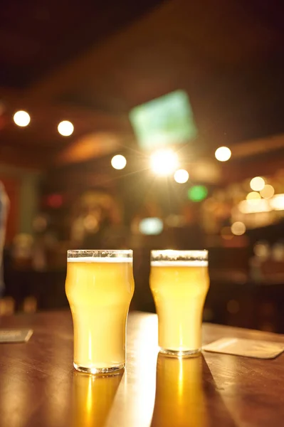 Twee Glazen Fris Schuimig Bier Houten Toonbank Bar Niemand Pub — Stockfoto