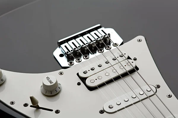 电吉他 弦上的特写 背景上的黑色顶盖 没有人 电子音乐 舞台音乐会设备 — 图库照片