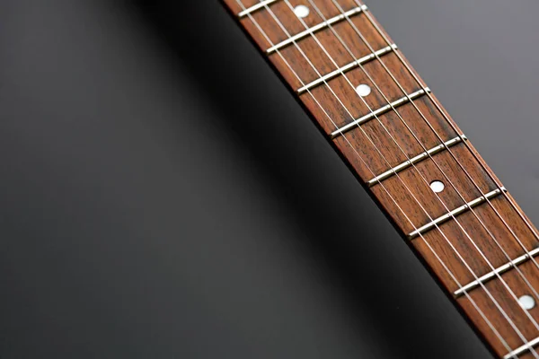 Guitarra Eléctrica Vista Cerca Sobre Diapasón Madera Fondo Negro Nadie — Foto de Stock