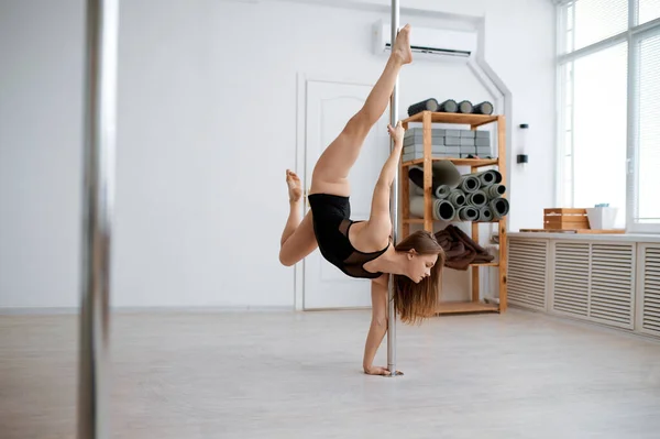 Sexy Frau Beim Pole Dance Training Unterricht Mädchen Mit Perfektem — Stockfoto