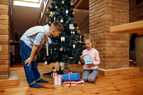 Детские Блогеры Открывают Рождественские Подарки Блог Детские Блоги Домашней Студии — стоковое фото