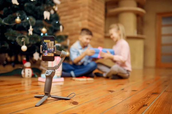 Çocuk Blogcular Noel Ağacında Video Bloğu Kaydediyor Çocuklar Için Stüdyosu — Stok fotoğraf
