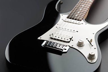Modern elektro gitar, siyah arka plan, hiç kimse. Telli müzik aleti, elektro ses, elektronik müzik, sahne konseri için ekipman.