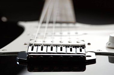 Elektro gitar, tellere odaklanma, arka planda siyah kaplama, hiç kimse. Müzik aleti, elektro ses, elektronik müzik, sahne konseri için ekipman.