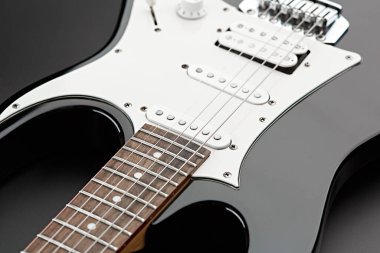 Elektro gitar yakın plan, siyah arka plan, kimse yok. Telli müzik aleti, elektro ses, elektronik müzik, sahne konseri için ekipman.