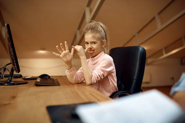 Chica Alegre Bromea Pequeño Blogger Divertido Blogueo Infantil Estudio Casa — Foto de Stock