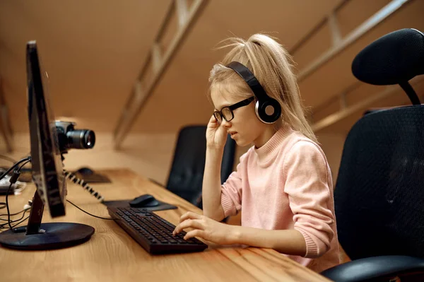 Menina Fones Ouvido Funciona Pequeno Blogueiro Kid Blogging Estúdio Casa — Fotografia de Stock