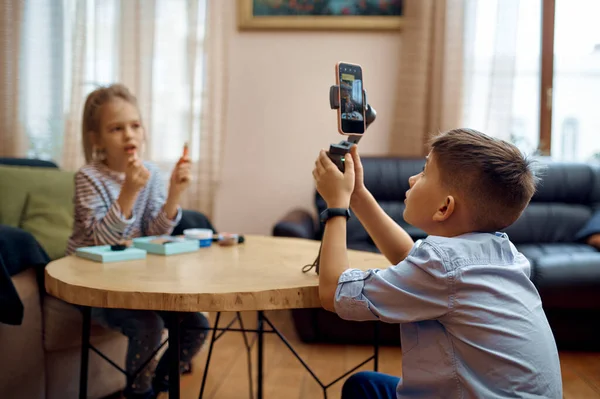 2人の子供ブロガーは カメラでブログを記録します 小さなブロガー 子供たちは自宅スタジオでブログ 若い観客のためのソーシャルメディア オンラインインターネット放送 — ストック写真