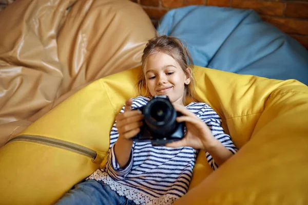 Щаслива Дівчинка Фотоапаратом Дитячий Блогер Дитячий Блог Домашній Студії Соціальні — стокове фото