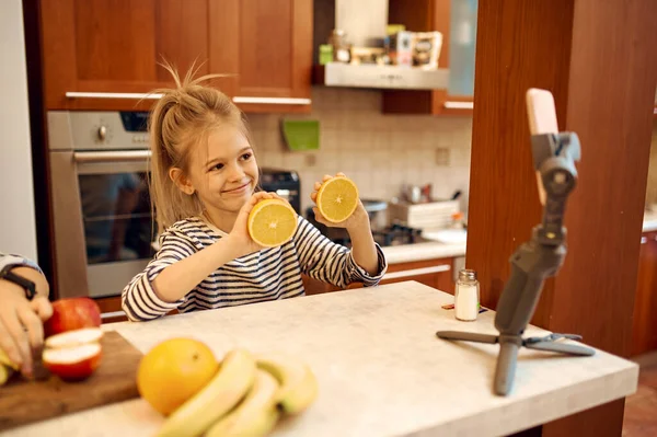 Menina Feliz Faz Blog Comida Blogueiro Infantil Kid Blogging Estúdio — Fotografia de Stock