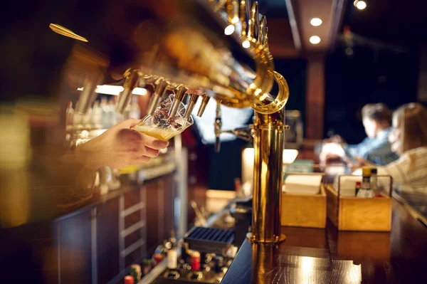 Barman Deita Cerveja Fresca Num Copo Amigos Lazeres Balcão Bar — Fotografia de Stock