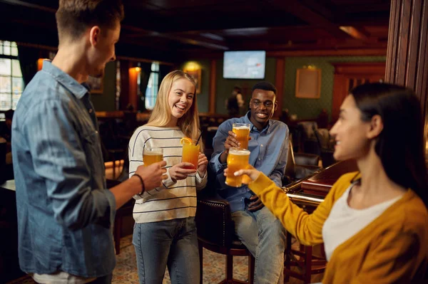 Amigos Felices Con Cerveza Hacen Brindis Mostrador Del Bar Grupo — Foto de Stock