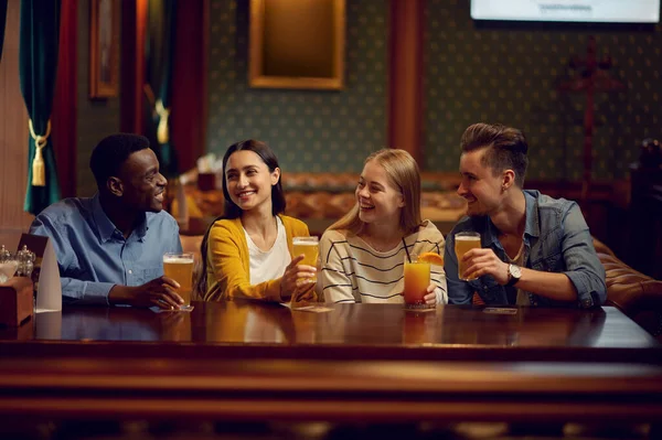 Négy Jókedvű Barát Iszik Alkoholt Pultnál Bárban Emberek Egy Csoportja — Stock Fotó