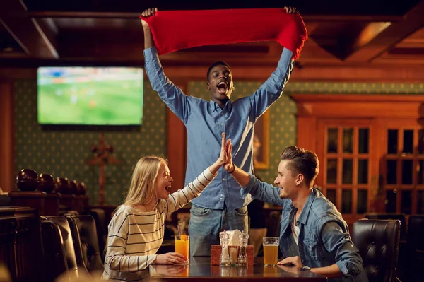 Fãs Futebol Feliz Com Cachecol Vermelho Bola Assistindo Transmissão Jogo — Fotografia de Stock