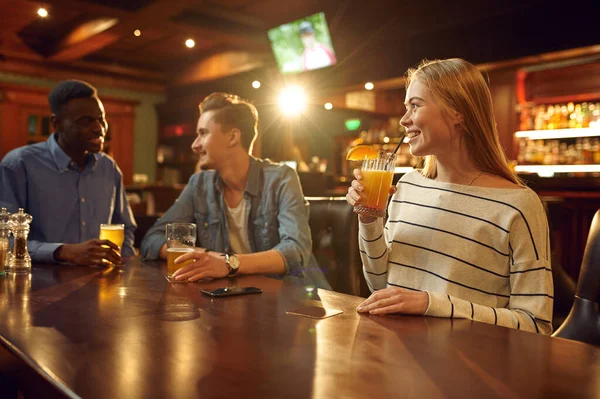 Három Barát Alkoholos Italokkal Szórakozik Asztalnál Bárban Emberek Egy Csoportja — Stock Fotó