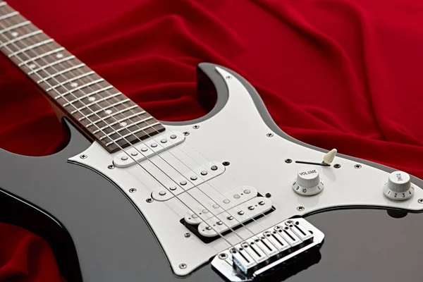 Modern Elektro Gitar Kırmızı Arka Plan Hiç Kimse Telli Müzik — Stok fotoğraf