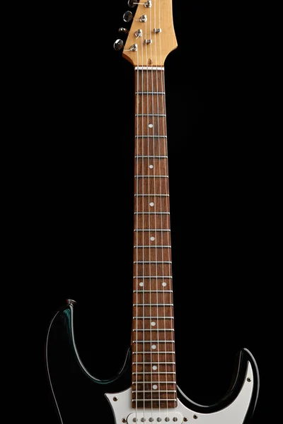 ブラックで絶縁されたエレキギター 弦楽器 エレクトロサウンド 電子音楽 ステージコンサートのための機器 — ストック写真