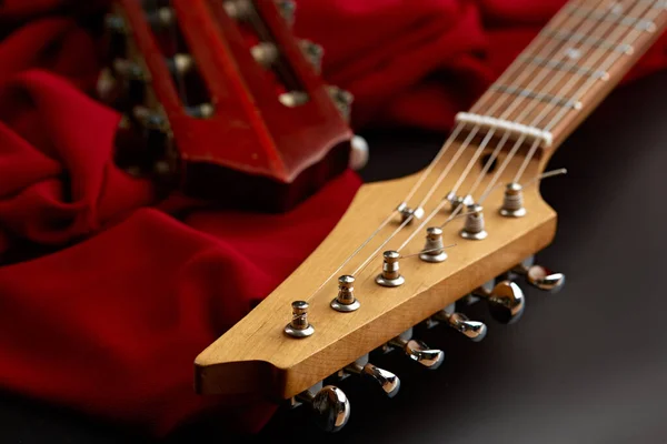 Moderno Elettrico Classico Testa Chitarra Acustica Primo Piano Sfondo Nero — Foto Stock