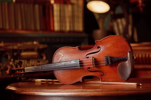木制桌子上复古风格的小提琴 古典弦乐乐器 音乐艺术 中提琴 黑暗背景 — 图库照片