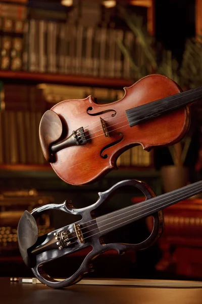 Violino Stile Retrò Viola Elettrica Moderna Nessuno Due Strumenti Musicali — Foto Stock
