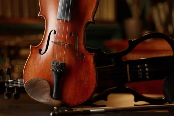 レトロスタイルと現代の電気ビオラ クローズアップビューでは誰もバイオリン 2つの古典的な弦楽器 音楽芸術 暗い背景 — ストック写真