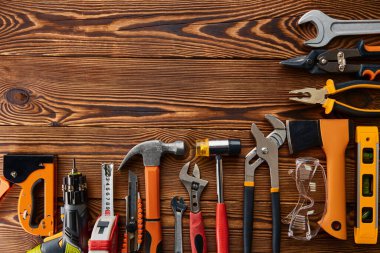 Farklı atölye enstrümanı, tahta arka plan