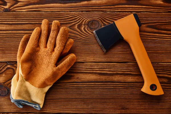 Топор и перчатки на деревянном фоне, никто — стоковое фото