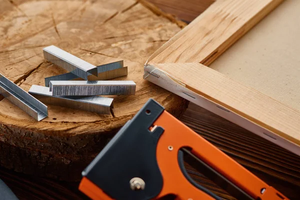 Stapler and staples on stump, macro view — Stock Photo, Image