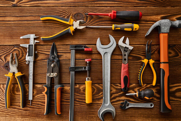 Инструменты мастерской, вид на крупный план, деревянный фон