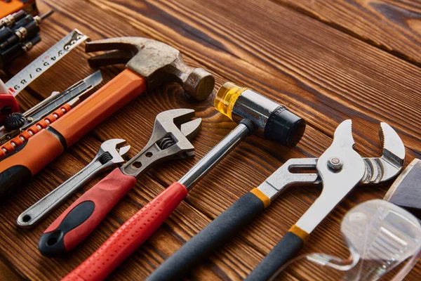 Verschillende werkplaats instrumenten, houten ondergrond — Stockfoto