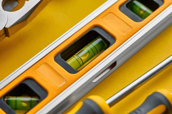 Instrumento de taller primer plano, fondo amarillo —  Fotos de Stock