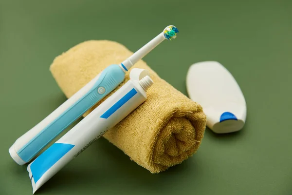 口腔护理产品、牙刷、牙膏、牙线 — 图库照片