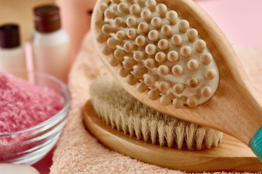 Farklı cilt bakım ürünleri, pembe arka plan.