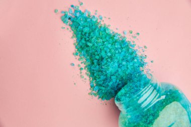 Pembe arka planda mavi deniz tuzu, hiç kimse