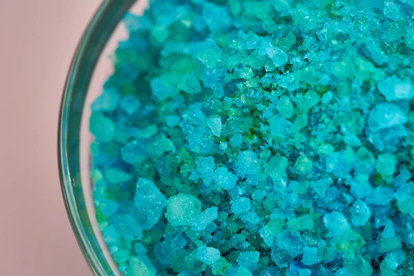 Sal marina azul en cuenco de vidrio, vista de cerca — Foto de Stock