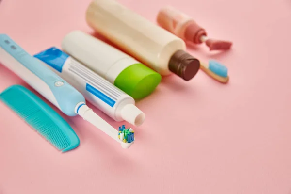 口腔卫生和护肤产品，粉色背景 — 图库照片