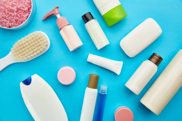 Productos orales y para el cuidado de la piel, fondo azul —  Fotos de Stock