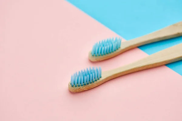 Concepto de productos para el cuidado oral, dos cepillos de dientes —  Fotos de Stock
