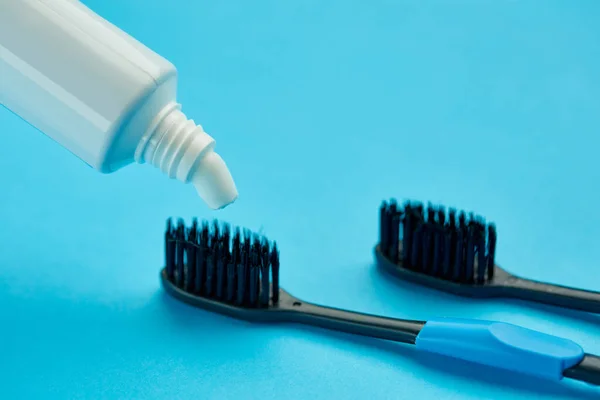 Oral care products, blue background, nobody — Stock Photo, Image