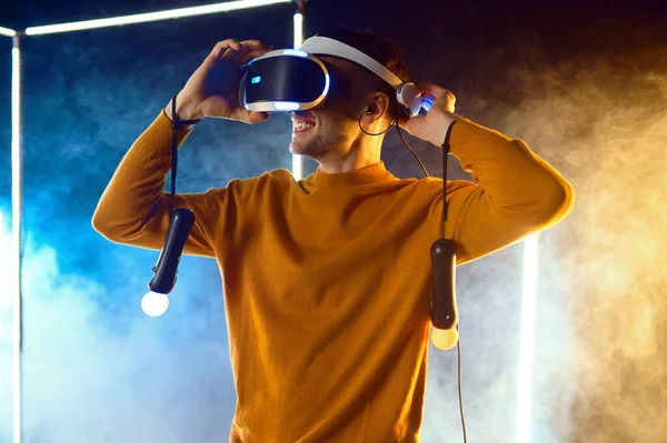 Joven Juega Juego Con Auriculares Realidad Virtual Gamepad Cubo Luminoso —  Fotos de Stock